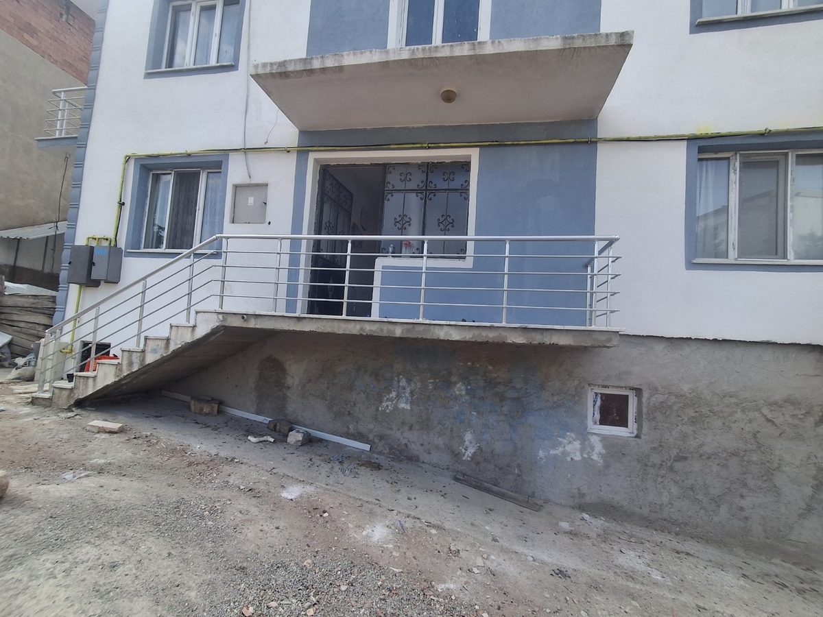 Bina girişi ve balkonunda beyaz metal korkuluk
