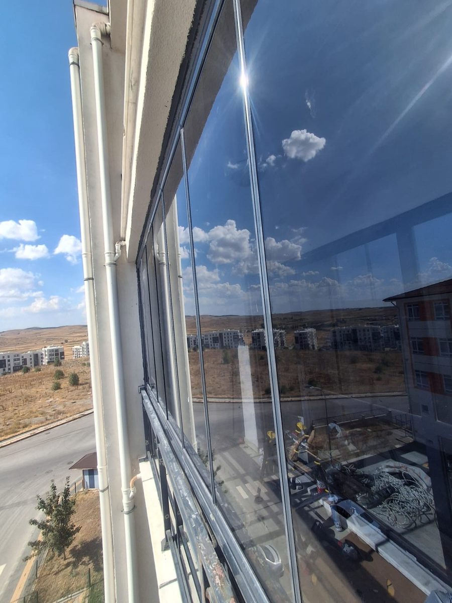 Cam panellerle kapatılmış balkonun içeriden görünümü