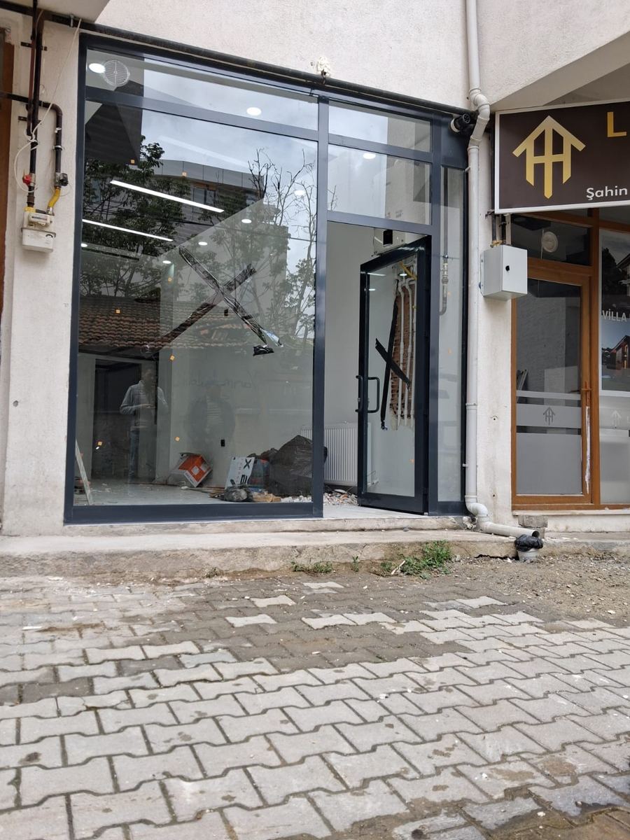Sokakta alüminyum doğramalı cam dükkan cephesi
