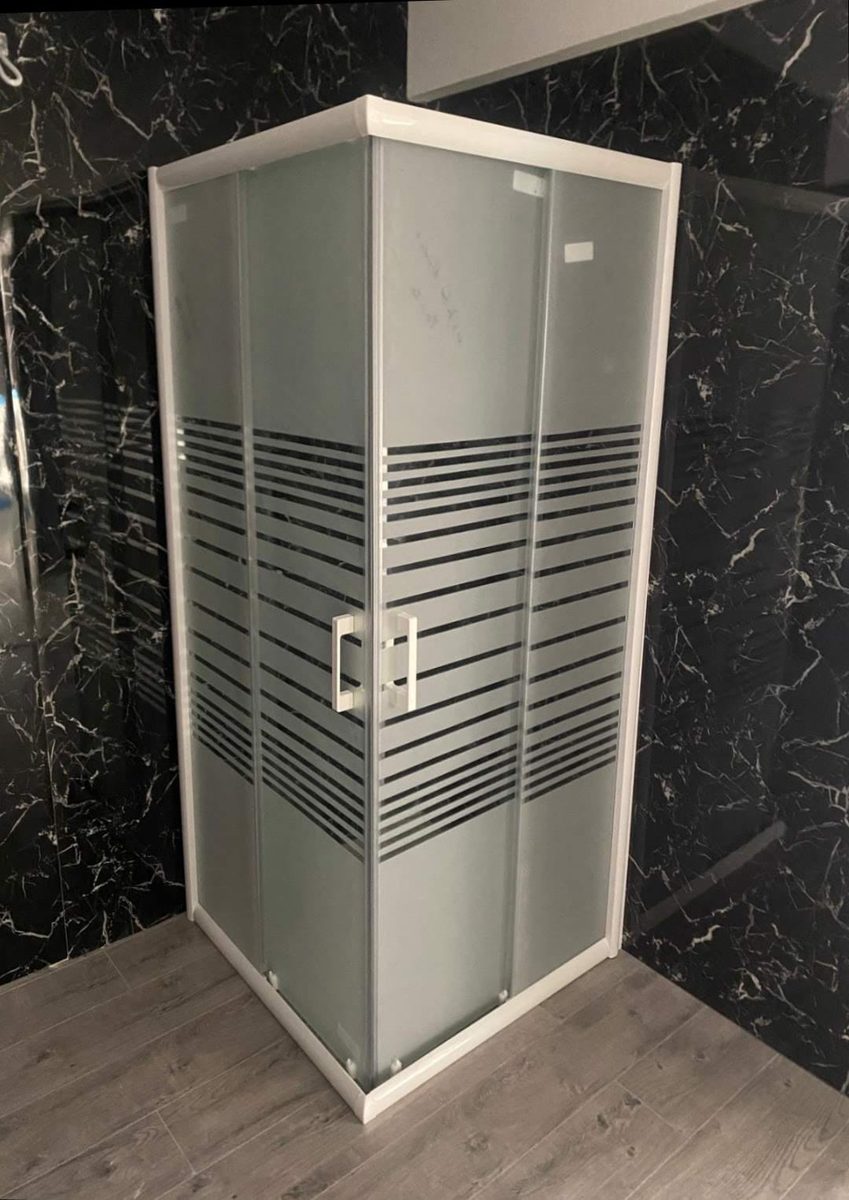 Beyaz çerçeveli, çizgi desenli buzlu camlı duşakabin