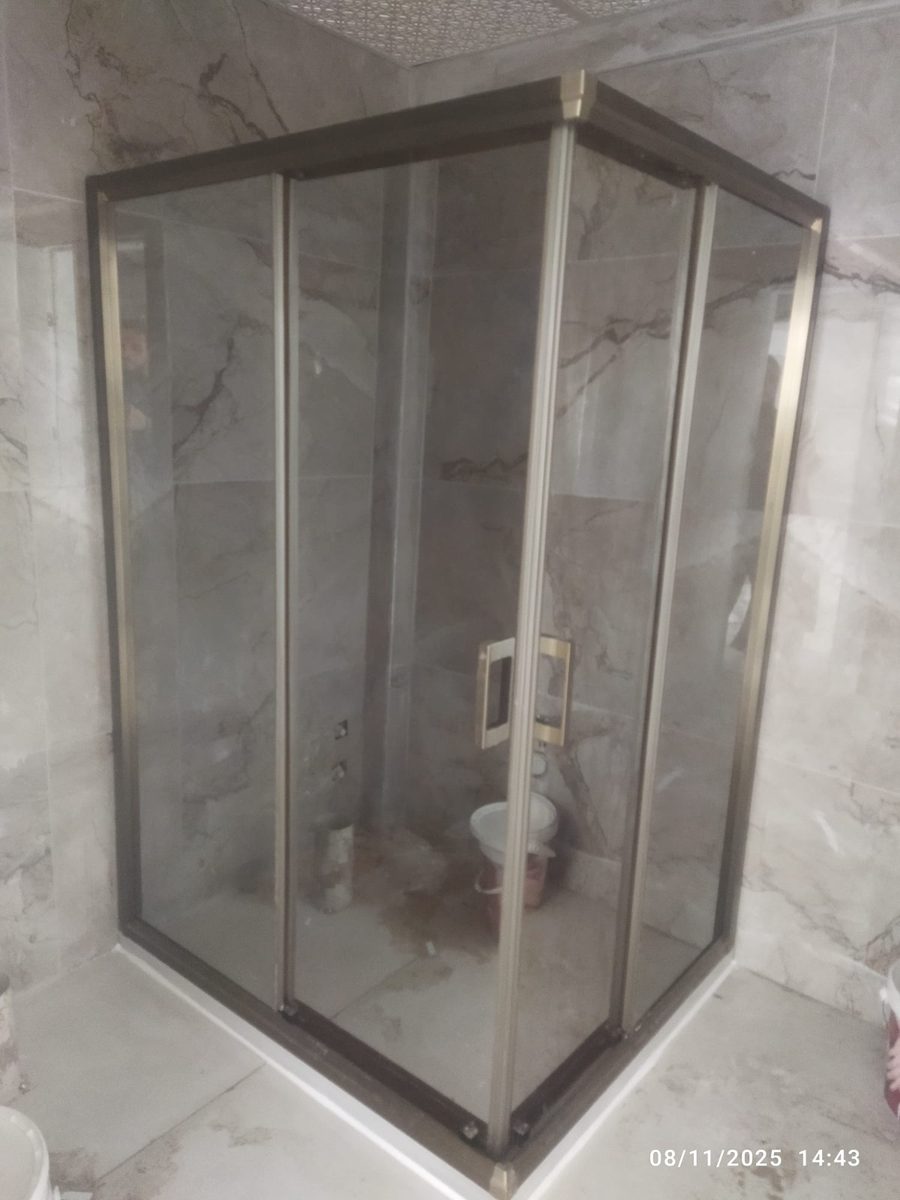 Banyoda krom çerçeveli buzlu camlı köşe duşakabin