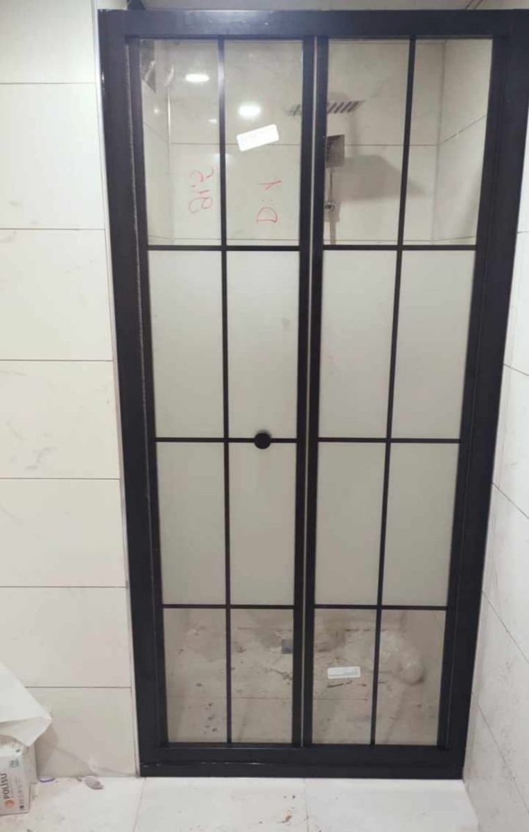 Siyah profilli, kareli bölmeli camdan duşakabin