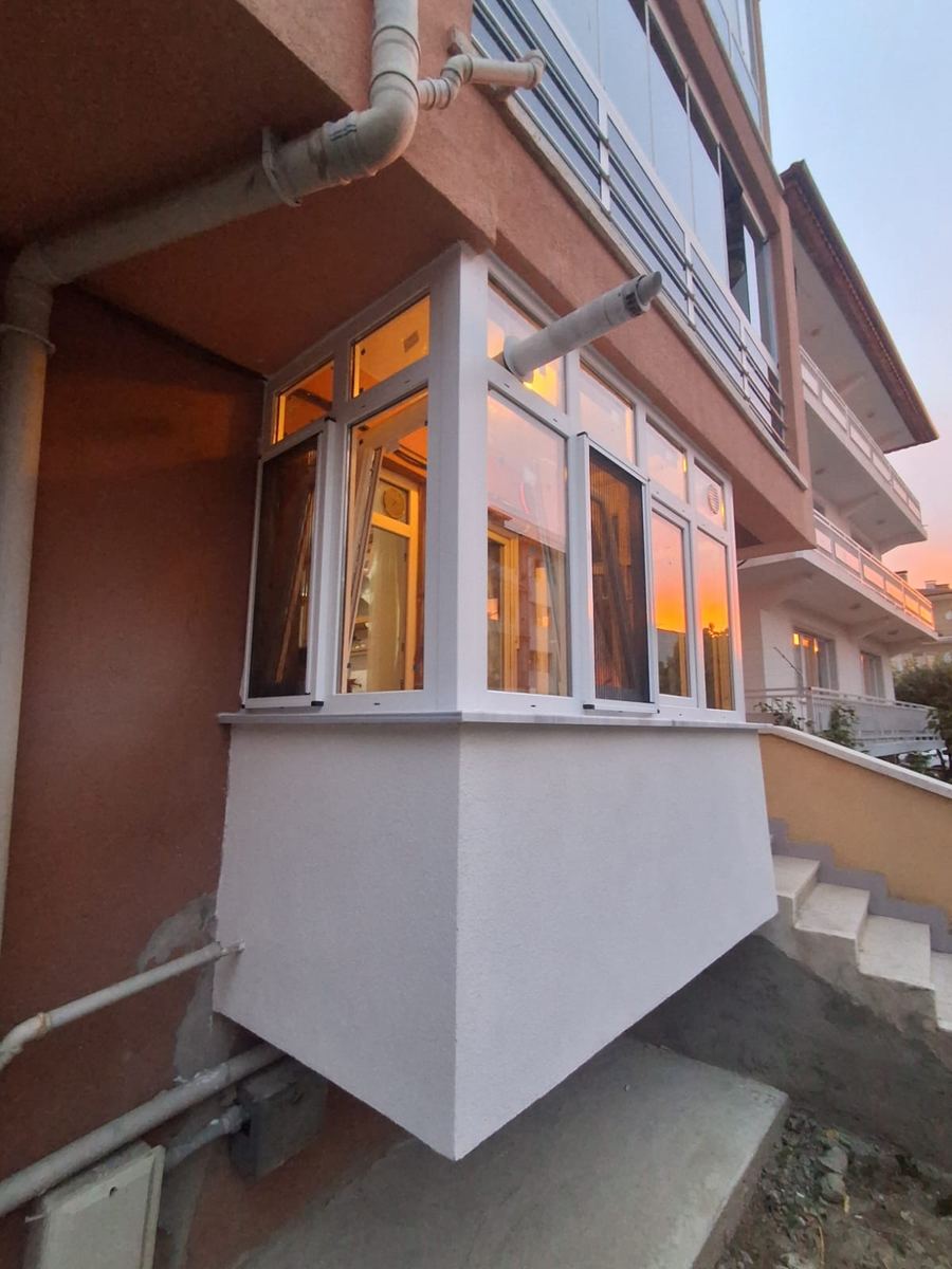 Akşam saatinde ışığı yanan kapatılmış balkon