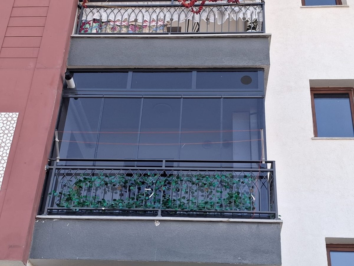 Bina cephesinde ferforje korkuluklu kapatılmış köşe balkon