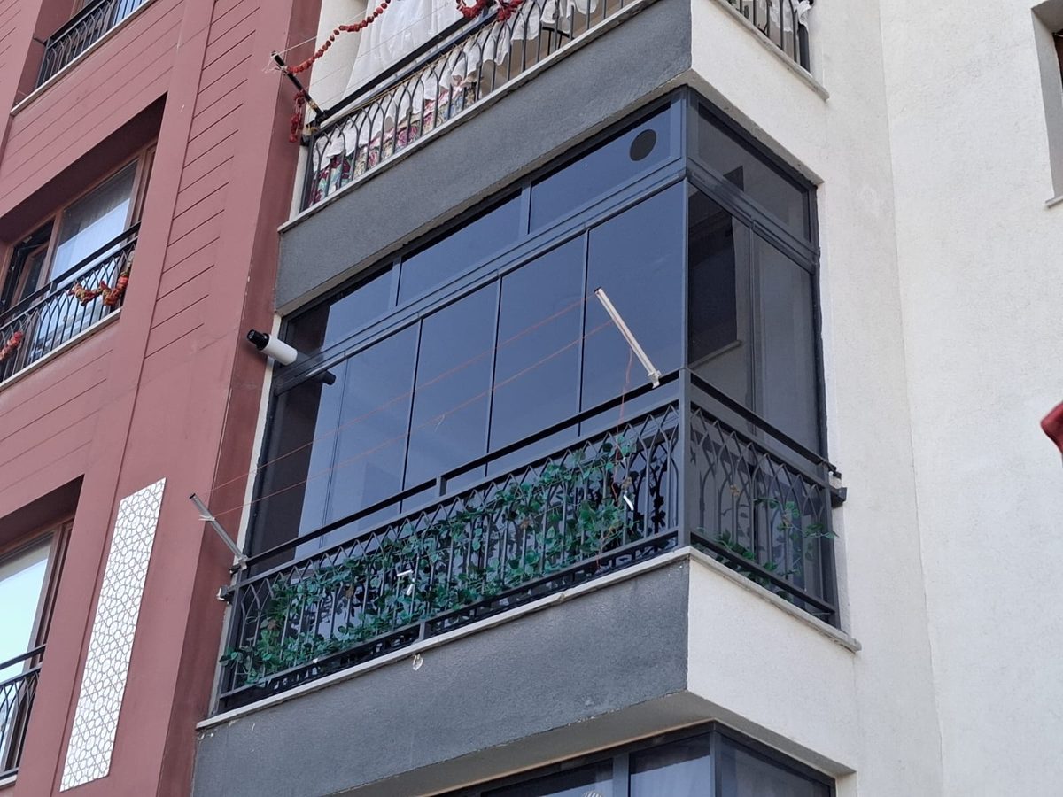 Bina cephesinde kapatılmış köşe balkonun dışarıdan görünümü
