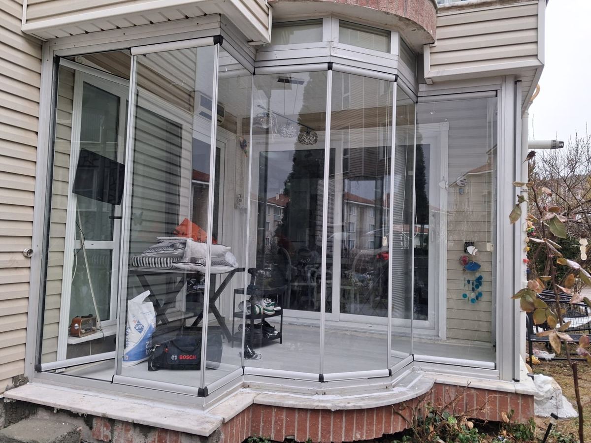 Bir binanın cumbasına takılmış beyaz PVC pencereler
