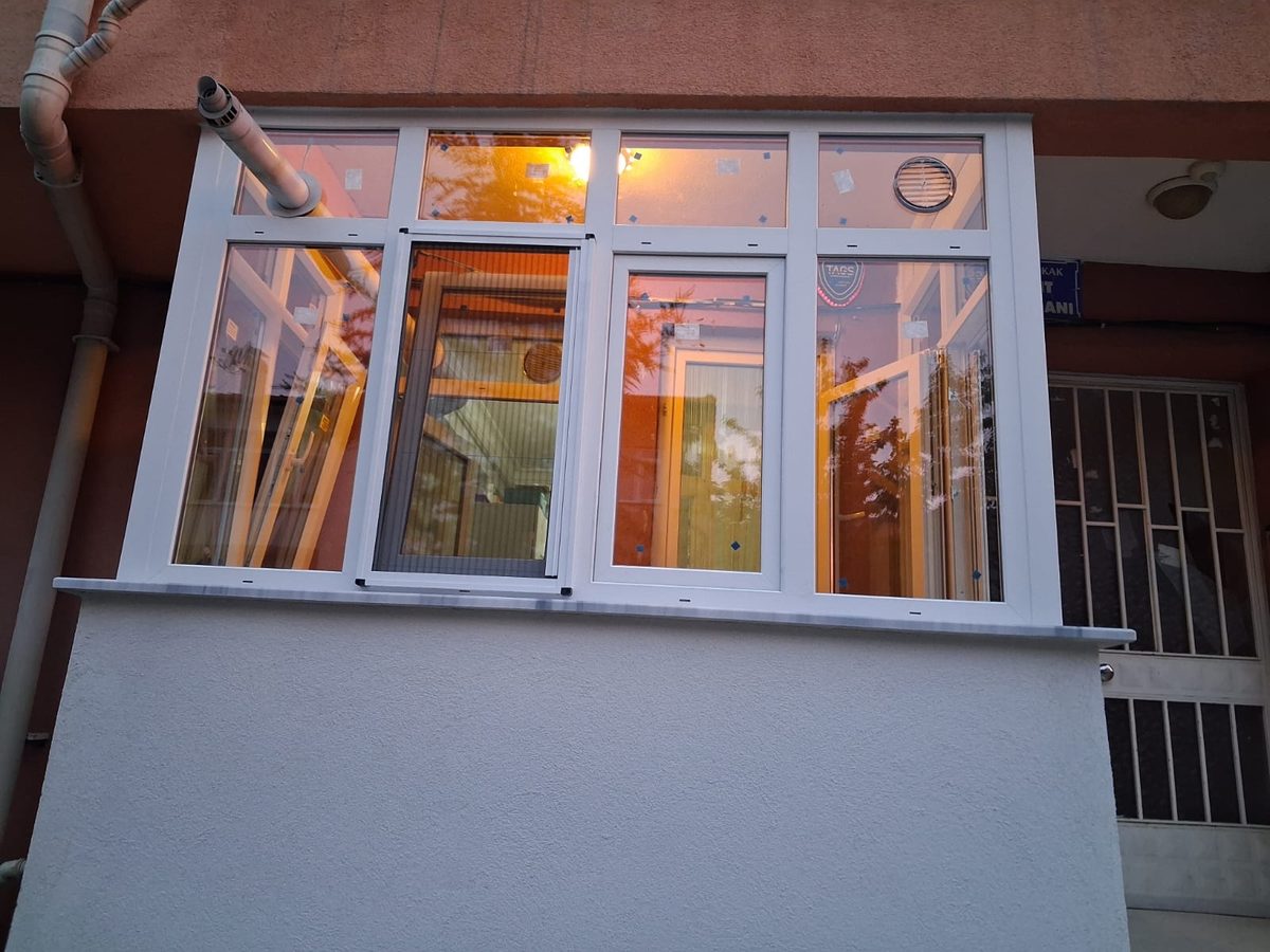 Bina cephesine takılmış beyaz PVC pencereler