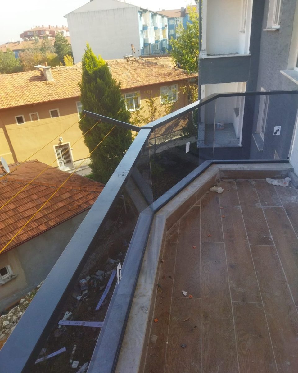 Teras kenarında füme camlı korkuluk sistemi